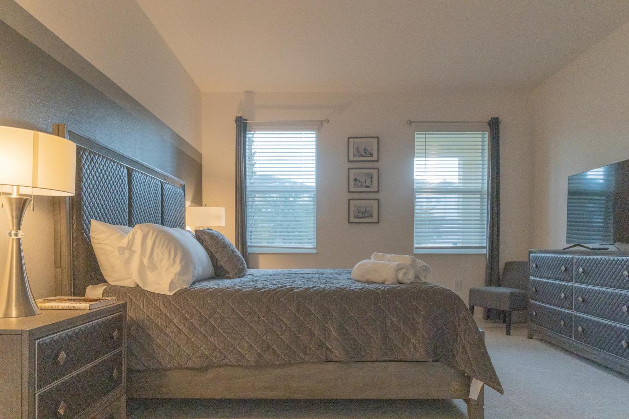 Waterfront Brand New Modern Luxury 8 Bedroom Pool House! Sleeps 16 Kissimmee Bagian luar foto
