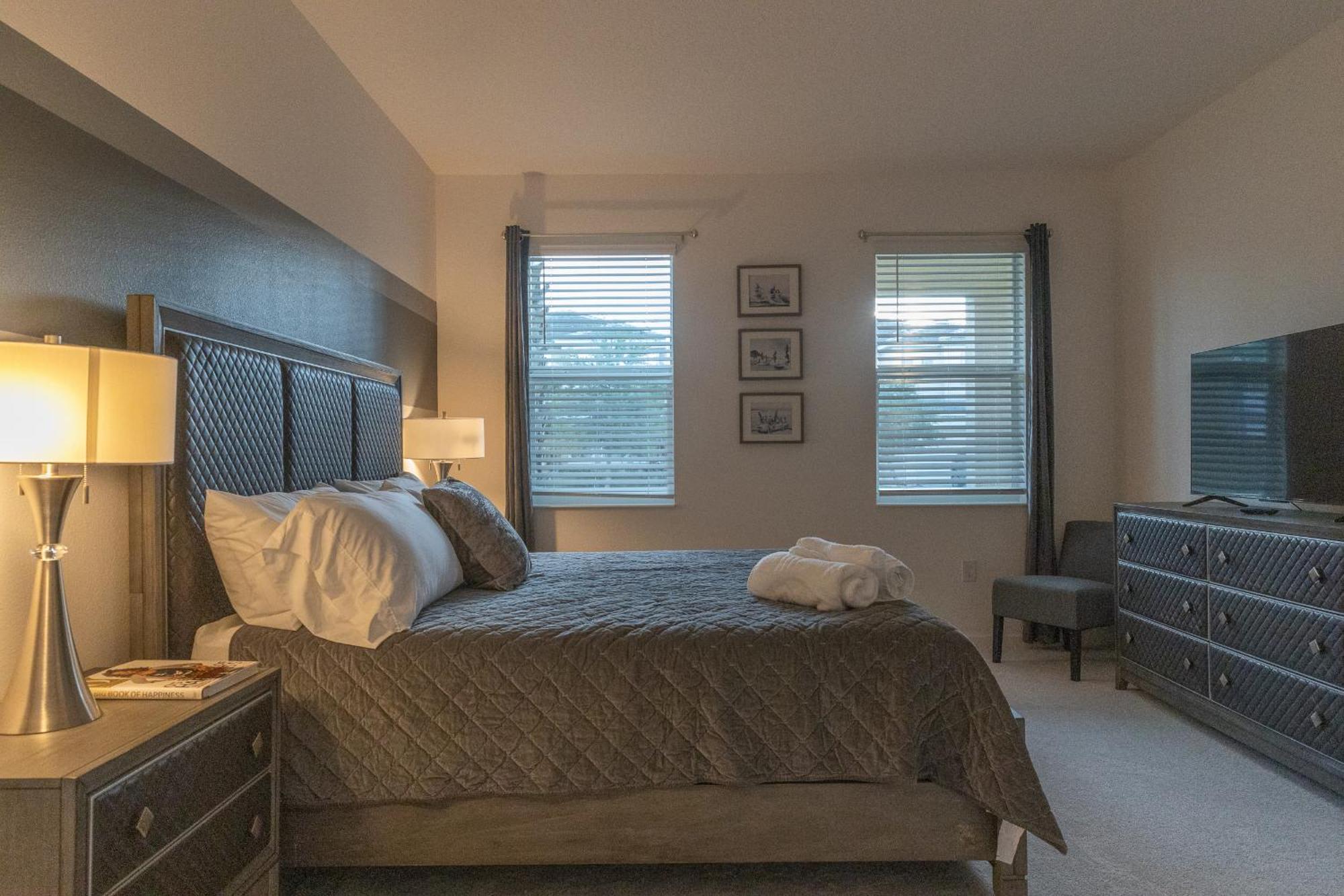 Waterfront Brand New Modern Luxury 8 Bedroom Pool House! Sleeps 16 Kissimmee Bagian luar foto